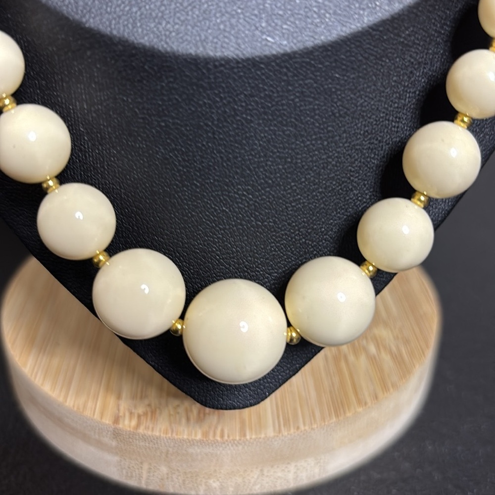 Vintage Patent Ivory Colored Beaded Gold Tone Acrylic Marilyn Necklace - Picture 2 of 9